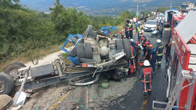 Bolu Dağı'nda kum yüklü TIR karşı şeride geçip otomobile çarptı.