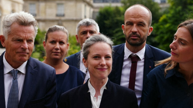 Lucie Castets, candidate du Nouveau Front Populaire (NFP) pour le poste de Première ministre, entourée du secrétaire national du Parti communiste français (PCF) Fabien Roussel (G), de Mathilde Panot et de Manuel Bompard, députés français du parti de gauche La France Insoumise (LFI), et de Marine Tondelier, secrétaire nationale des écologistes, à Paris, le 23 août 2024.