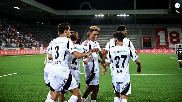 Gedson Fernandes (C) de Besiktas célèbre avec ses coéquipiers après avoir marqué le deuxième but de son équipe lors du match de barrage de l'UEFA Europa League Lugano vs Besiktas à la Stockhorn Arena à Thun, Suisse, le 22 août 2024.