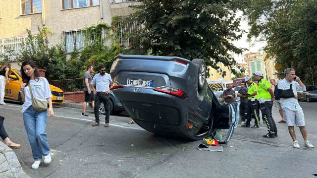 Şişli'de sürücüsünün fren yerine gaza bastığı araç, takla attı!