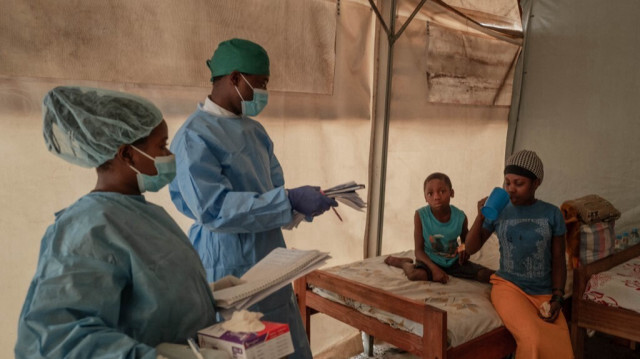 Des agents de santé surveillent les patients atteints de la variole au centre de traitement de la variole de l'hôpital général de référence de Nyiragongo, au nord de Goma, le 17 août 2024. 