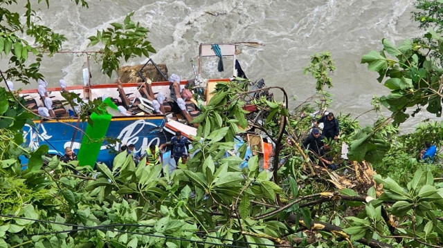 Le personnel de secours se rassemble sur le site après qu'un bus transportant des passagers indiens ait plongé dans la rivière Marsyangdi dans le district de Tanahun au Népal le 23 août 2024. 