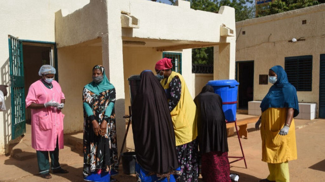 Le gouvernement nigérien a décidé de réduire de moitié les tarifs des soins dans les établissements publics de santé, rendant les services médicaux plus accessibles. Les accouchements deviennent gratuits et les frais de dialyse sont supprimés.