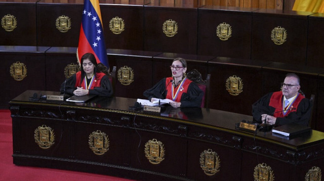 La présidente du Tribunal suprême de justice du Venezuela (TSJ), Caryslia Rodriguez (C), prononce une déclaration de la Cour suprême du Venezuela sur les résultats de l'élection présidentielle du pays dans le bâtiment du TSJ à Caracas, le 22 août 2024.