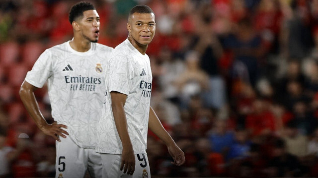 Le milieu de terrain anglais du Real Madrid #05 Jude Bellingham et l'attaquant français du Real Madrid #09 Kylian Mbappe s'échauffent avant le match de football de la ligue espagnole entre le RCD Mallorca et le Real Madrid CF au stade Mallorca Son Moix à Palma de Majorque, le 18 août 2024.