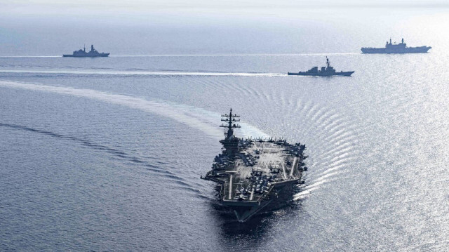 Le porte-avions USS Dwight D. Eisenhower (CVN 69) et les destroyers lance-missiles USS Laboon (DDG 58) et USS Gravely (DDG 107), en formation dans la mer Rouge, le 7 juin 2024.