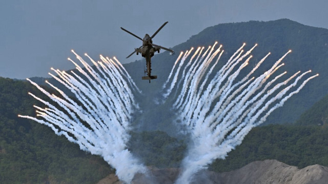 L'hélicoptère sud-coréen Apache AH-64 tire des fusées éclairantes lors d'un exercice militaire conjoint entre la Corée du Sud et les États-Unis sur le terrain d'entraînement au tir de Seungjin à Pocheon, le 15 juin 2023.