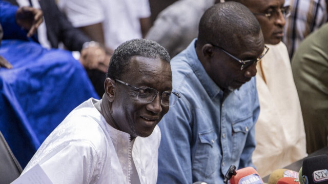 L'ancien Premier ministre du Sénégal et candidat à la présidence de la coalition Benno Bokk Yakaar (BBY) Amadou Ba (G), prend place lors d'une conférence de presse à Dakar le 25 mars 2024. 