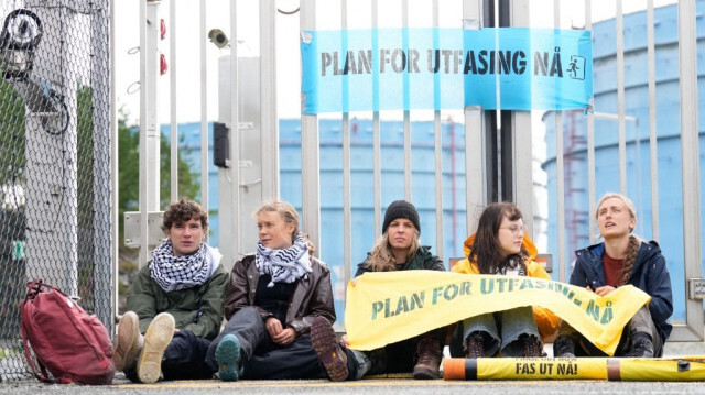 Des militants du groupe Extinction Rebellion (XR) et l'activiste climatique suédoise Greta Thunberg font campagne contre l'usine de traitement de gaz et de pétrole léger d'Equinor à Tysvær, près de Karsto, en Norvège, le 24 août 2024. 