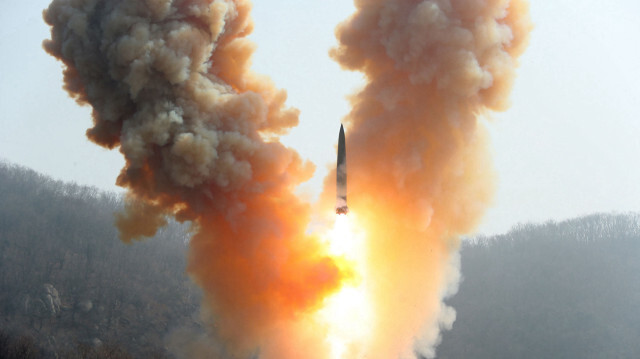 Cette photo prise le 19 mars 2023 et publiée par l'agence de presse officielle nord-coréenne Korean Central News Agency (KCNA) le 20 mars 2023 montre un exercice de lancement de missile à ogive simulant une attaque nucléaire tactique dans le comté de Cholsan, dans la province de Pyongan du Nord. 