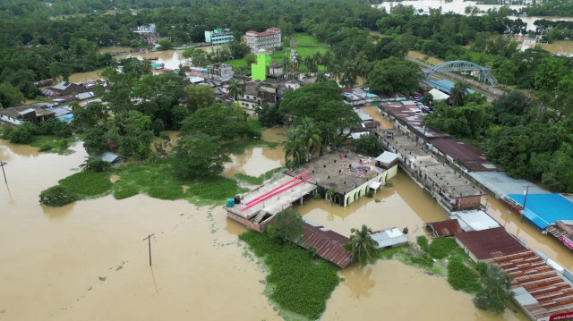 Des milliers de Bangladais se réfugient dans des abris d'urgence après les inondations meurtrières qui ont touché de vastes régions de ce pays de basse altitude d'Asie du Sud, le 24 aôut 2024. 