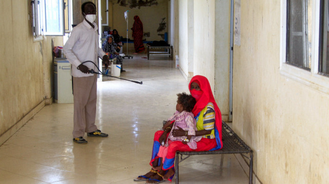 Un homme désinfecte un centre d'isolement rural où des patients sont traités pour le choléra à Wad Al-Hilu, dans l'État de Kassala, dans l'est du Soudan, le 17 août 2024. Le 17 août, le ministre soudanais de la santé a déclaré une épidémie de choléra après des semaines de fortes pluies dans ce pays déchiré par la guerre, dans une vidéo publiée par son ministère. Le pays d'Afrique du Nord-Est est plongé dans une guerre depuis avril 2023 entre l'armée soudanaise, dirigée par le dirigeant de facto Abdel Fattah al-Burhan, et les forces paramilitaires de soutien rapide (RSF), dirigées par son ancien adjoint Mohamed Hamdan Daglo.