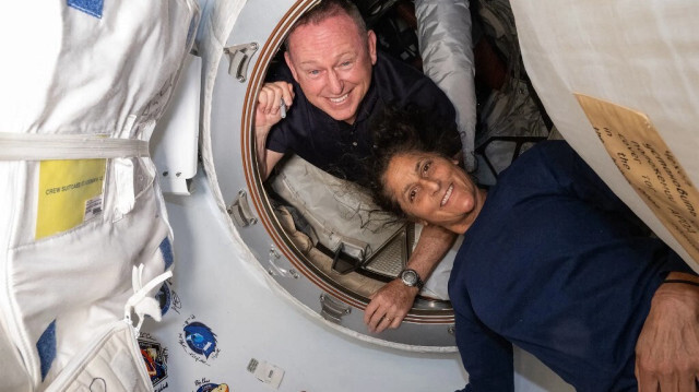 Les astronautes du Boeing Crew Flight Test de la NASA Butch Wilmore et Suni Williams à l'intérieur du vestibule entre le port avant du module Harmony de la Station spatiale internationale et le vaisseau spatial Starliner de Boeing. 