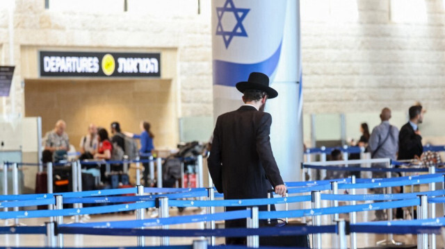 Un homme juif marche à l'aéroport Ben Gurion près de Tel Aviv le 6 août 2024.