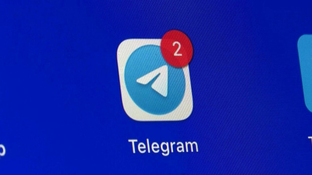 Le logo de l’application Telegram sur un fond bleu. Le service de messagerie gagne en popularité grâce à ses fonctionnalités de confidentialité et à la rapidité de ses communications.