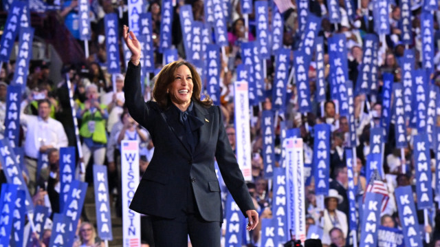 La vice-présidente des États-Unis et candidate démocrate à l'élection présidentielle de 2024, Kamala Harris, fait un signe de la main alors qu'elle arrive pour prendre la parole lors du quatrième et dernier jour de la Convention nationale démocrate (DNC) au United Center de Chicago, dans l'Illinois, le 22 août 2024. 