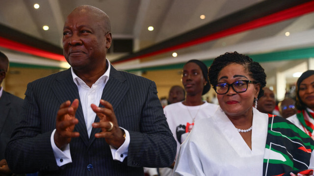 L'ancien président du Ghana et candidat à la présidence du Congrès national démocratique (NDC), John Dramani Mahama (à gauche), fait un geste à côté de son épouse, l'ancienne première dame du Ghana Lordina Mahama (à droite), lors du lancement du manifeste du parti en vue des élections présidentielles de 2024 à Winneba, au Ghana, le 24 août 2024. Le Congrès national démocratique (NDC), principal parti d'opposition du Ghana, a présenté son programme pour les prochaines élections présidentielles, promettant lors d'un rassemblement samedi d'éradiquer la corruption, de transformer l'économie et de créer des emplois. Le parti a attiré des milliers de personnes dans la ville côtière de Winneba, avec des partisans drapés dans les couleurs vertes, noires, rouges et blanches du NDC, qui ont dansé et chanté en brandissant des pancartes. L'ancien président John Dramani Mahama, candidat du NDC aux élections du 7 décembre, a dressé un tableau sombre de l'état actuel de la nation ouest-africaine sous le règne de l'administration du New Patriotic Party (NPP) et de son candidat, l'actuel vice-président Mahamuda Bawumia.