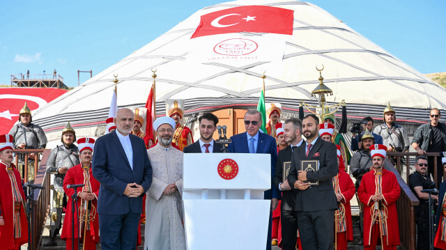 Le président turc Recep Tayyip Erdogan (3e à droite) et le chef de la Direction des affaires religieuses de Türkiye, Ali Erbas (2e à gauche), assistent au programme de l'Ahlat Event Area pour les 953e célébrations de la victoire de Manzikert (Malazgirt) à Bitlis, en Türkiye, le 25 août 2024. À la fin du programme, le président turc Erdogan a remis des prix aux gagnants du concours de récitation du Coran.