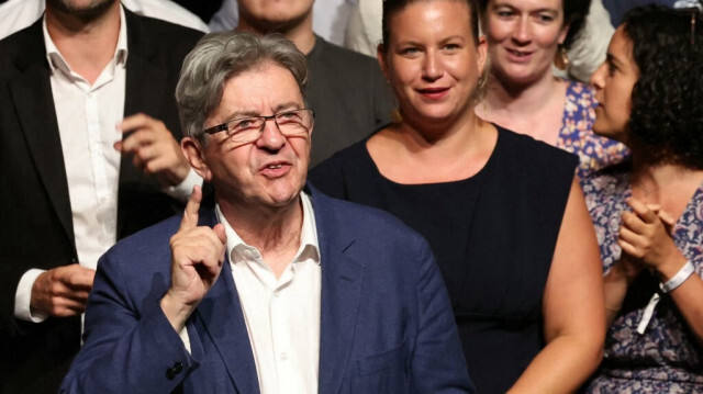 Le fondateur du parti de gauche français La France Insoumise (LFI) Jean-Luc Melenchon entouré de la députée et membre de LFI Mathilde Panot (C) lors de l'"Amfis 2024", le rassemblement d'été du parti à Chateauneuf-sur-Isere, dans le sud-est de la France, le 23 août 2024.