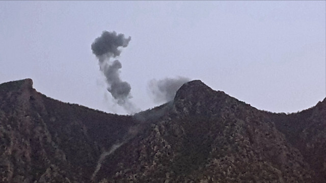 De la fumée s'échappant des montagnes de Matin (Jabal Matin) dans la ville de Chiladze à la suite d'une offensive turque, le 19 avril 2022.