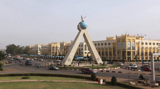 Cette vue générale prise le 21 mars 2017 montre le monument de la Paix et la cité ministérielle dans la capitale malienne Bamako. 