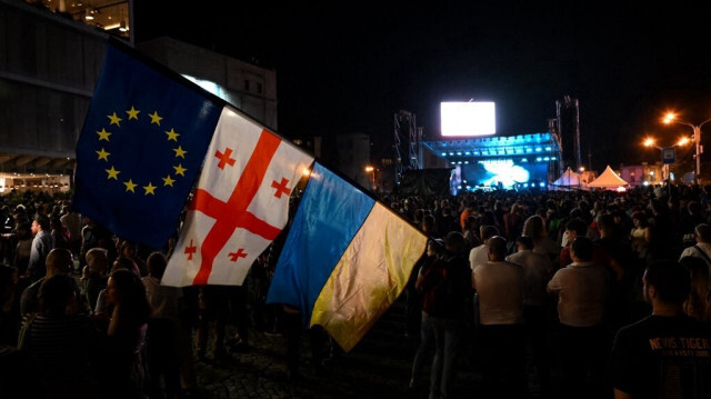 Des manifestants sur la place de la République à Tbilissi, le 2 juin 2024.  