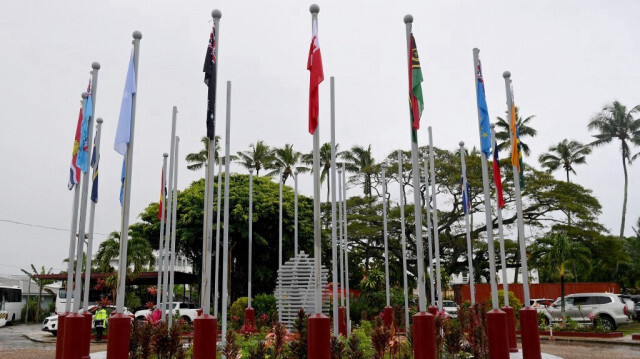 Drapeaux des nations membres du Forum des Îles du Pacifique devant le centre de congrès pendant la réunion du Forum des Îles du Pacifique à Nuku'alofa, Tonga, le 26 août 2024.