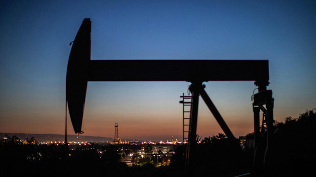 Une pompe à pétrole fonctionne au crépuscule au parc Willow Springs à Long Beach, Californie, le 21 avril 2020.