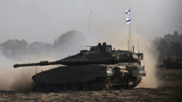 Un char israélien Merkava est déployé avec d'autres véhicules blindés le long de la frontière israélienne avec Gaza, le 24 octobre 2023.