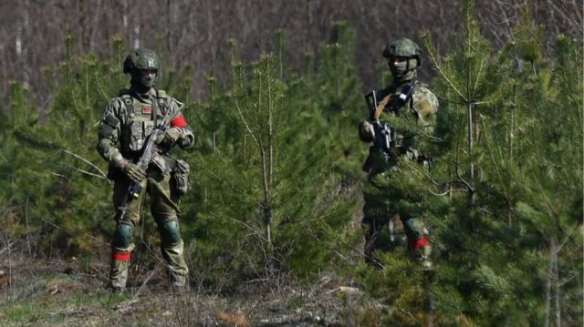 Troupes biélorusses positionnées le long de la frontière entre le Bélarus et l'Ukraine, le 10 août 2024.