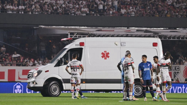 Le défenseur de Nacional Juan Manuel Izquierdo (non vu) est transporté dans une ambulance après s'être évanoui lors du match de football des huitièmes de finale retour de la Copa Libertadores entre Sao Paulo (Brésil) et Nacional (Uruguay) au stade MorumBIS de Sao Paulo, Brésil, le 22 août 2024.