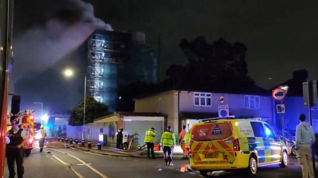 Les pompiers de Londres en train de s'activer pour éteindre un incendie dans une tour résidentielle à Dagenham, dans la périphérie de la ville, le 25 août 2024.