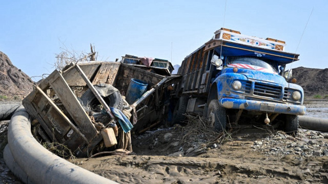 Camions endommagés enfouis dans la boue après l'effondrement du barrage d'Arbaat, à 40 km au nord de Port-Soudan, à la suite de fortes pluies et d'inondations torrentielles, le 25 août 2024.