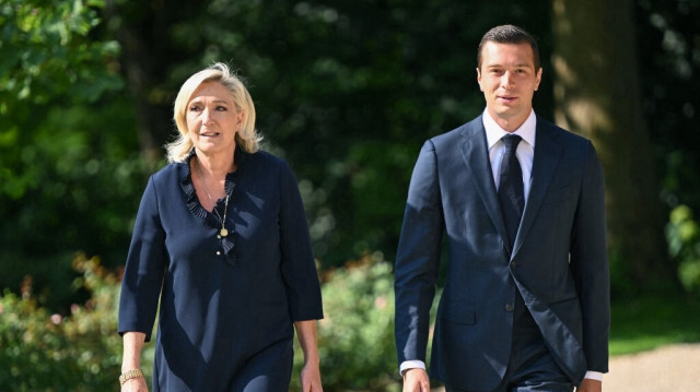 Le président du Rassemblement National (RN) Jordan Bardella et Marine Le Pen partant à la rencontre avec le président français au palais de l'Élysée à Paris, le 26 août 2024.