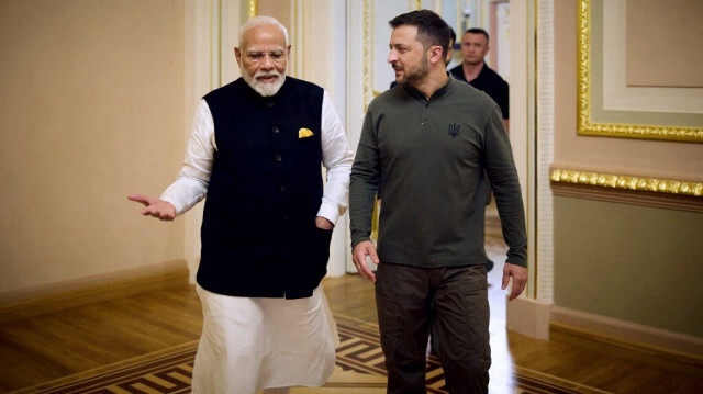 Le président ukrainien Volodymyr Zelensky s'entretenant avec le Premier ministre indien Narendra Modi à Kiev, le 23 août 2024.