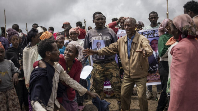 Des parents et des habitants se rassemblent pour pleurer la mort de leurs proches lors d'une cérémonie collective près du lieu d'un glissement de terrain à Kencho Shacha Gozdi, le 25 juillet 2024. 