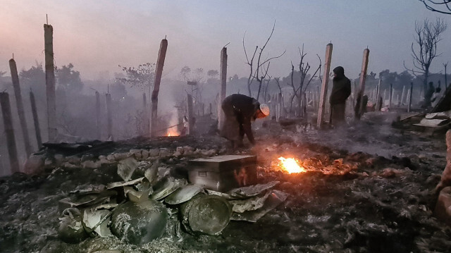 Des réfugiés rohingyas fouillent les débris de leurs maisons calcinées par un incendie criminel, à Cox's Bazar, le 7 janvier 2024.