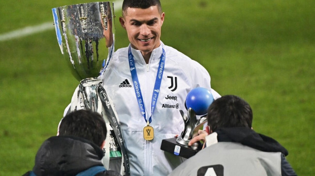 L'attaquant portugais de la Juventus, Cristiano Ronaldo, pose pour les photographes avec le trophée des vainqueurs après le match de football de la Supercoupe d'Italie (Supercoppa italiana) entre la Juventus et Naples, le 20 janvier 2021 au stade Mapei - Citta del Tricolore à Reggio Emilia. 