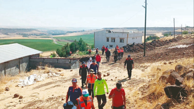 AFAD Diyarbakır Bölge Müdürü İlhami Çakmak’ın da aralarında bulunduğu 160 AFAD 
görevlisinin, çoğu zaman yaya olarak, yaklaşık 20 saat arama yaptıkları öğrenildi.