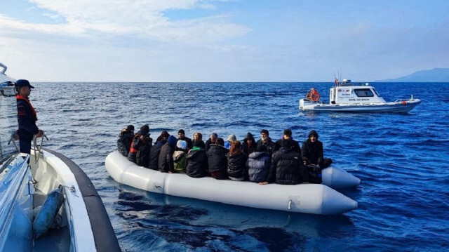 Sahil Güvenlik ekipleri, kaçak göçmenleri yakaladı. 