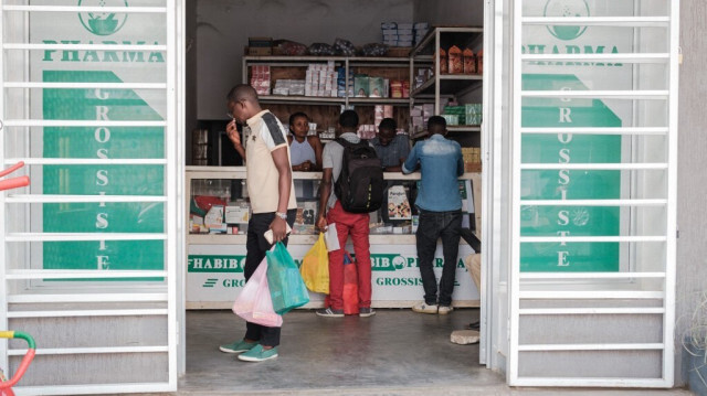 Des personnes achètent des produits pharmaceutiques dans une pharmacie de Bujumbura, le 20 août 2024. 