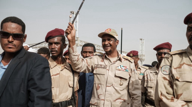 Mohamed Hamdan Daglo (C), connu sous le nom de Hemeti, chef adjoint du Conseil militaire de transition (TMC) au pouvoir au Soudan et commandant des forces paramilitaires de soutien rapide (RSF), agite un bâton devant ses partisans alors qu'il arrive à un rassemblement dans le village d'Abraq, à environ 60 kilomètres au nord-ouest de Khartoum, le 22 juin 2019.