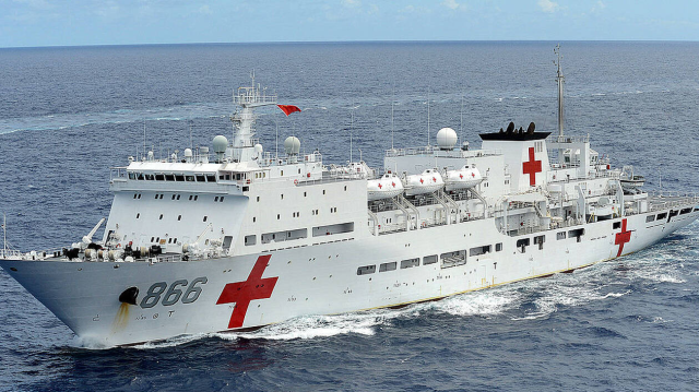 Le navire-hôpital chinois "Peace Ark" a accosté le lundi 27 août 2024 au Cap pour une mission d'une semaine, offrant des soins gratuits aux Sud-Africains dans le cadre d'un exercice visant à renforcer les liens militaires et diplomatiques entre la Chine et l'Afrique du Sud.