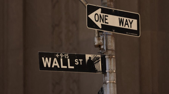 Un panneau de signalisation "Wall Street" est visible près de la Bourse de New York (NYSE), le 5 août 2024.