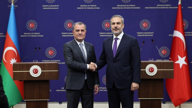 Le ministre turc des Affaires étrangères, Hakan Fidan (D) et son homologue azerbaïdjanais, Ceyhun Bayramov (G) lors d'une conférence de presse conjointe  à Ankara, en Turkiye, le 27 août 2024.