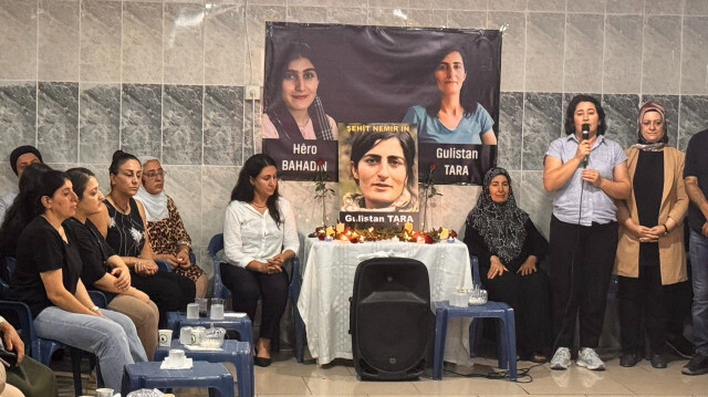 DEM Partili Zeynep Oduncu (masanın sol başında oturan gömlekli) PKK'lı teröristin taziyesine katıldı.