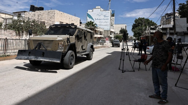 Des soldats israéliens circulent sur une route lors d'un raid à Jénine, en Palestine occupée, le 28 août 2024. 