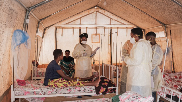 Des travailleurs de la santé sont vus à l'intérieur d'une salle pour les femmes infectées par le Mpox au centre de traitement du Mpox de l'hôpital universitaire de Kamenge à Bujumbura le 22 août 2024. 