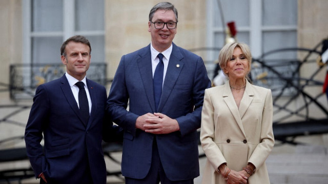 Le président français Emmanuel Macron (à gauche) et son épouse Brigitte Macron (à droite) accueillent le président serbe Aleksandar Vucic (au centre) au palais de l'Élysée à Paris, le 26 juillet 2024.