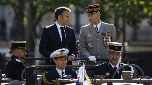 Le chef d'état-major des armées français, Thierry Burkhard, accompagnant le président français Emmanuel Macron, à Paris, le 14 juillet 2024.  